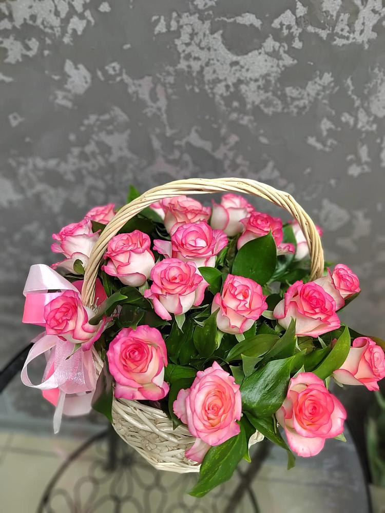 Цветочная композиция из Розы в корзине в Сергиевск
