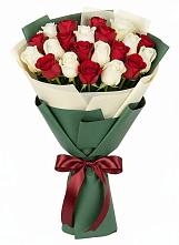 Букет Микс из красных и белых роз в Сергиевск