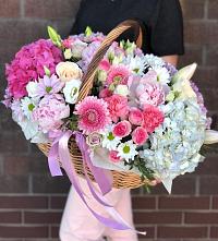 Композиция солнечный день в Сергиевск Цветочная композиция из Розы, Хризантемы, Пионы и Лизиантусы в корзине в Сергиевск