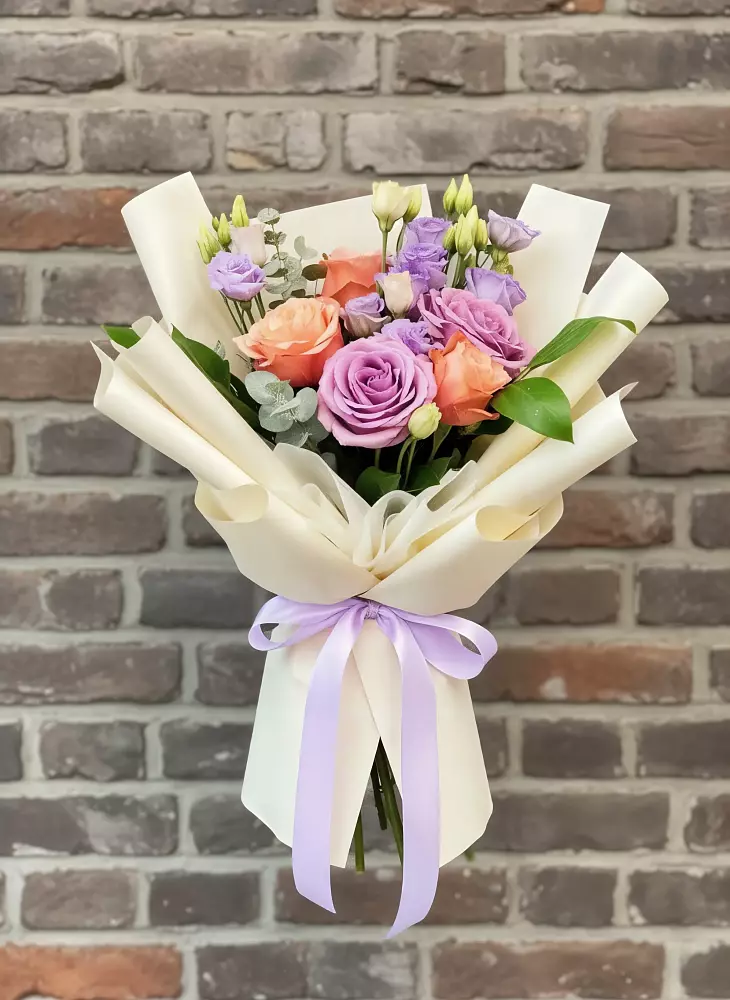 Букет цветов из: Лизиантусы и Розы в Сергиевск