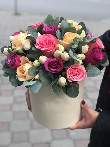 Цветочная композиция из Розы в шляпной коробке в Сергиевск