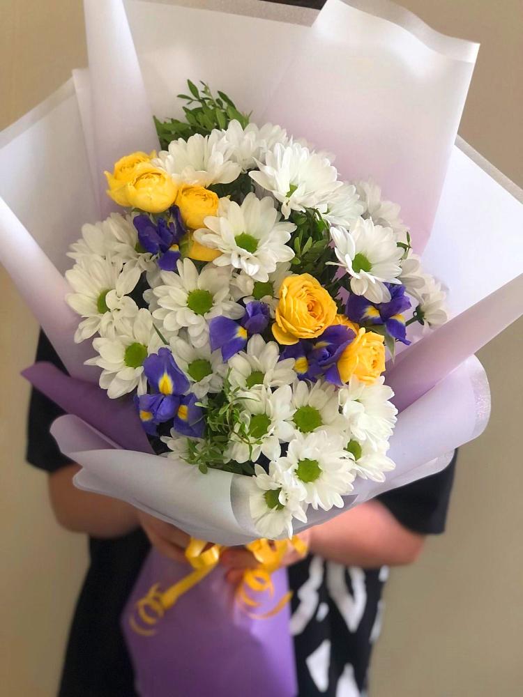 Букет цветов из: Ирисы, Хризантемы и Розы в Сергиевск