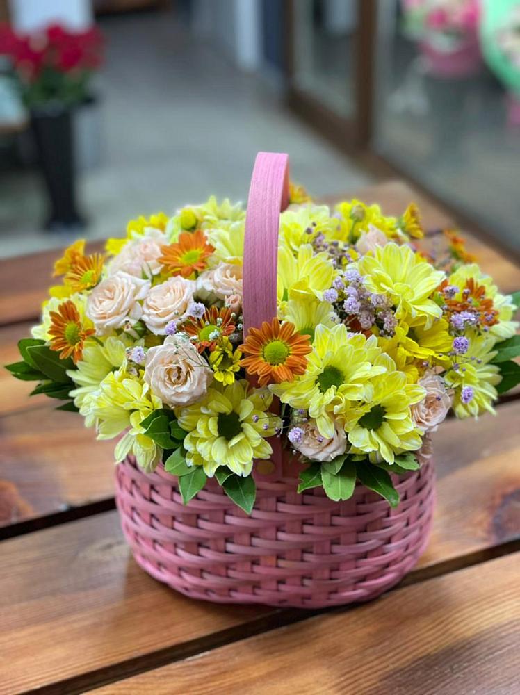 Цветочная композиция из Хризантемы и Розы в корзине в Сергиевск