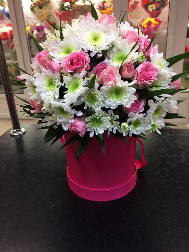 Цветочная композиция из Розы и Хризантемы в шляпной коробке в Сергиевск