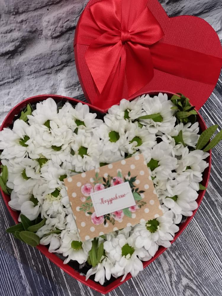 Цветочная композиция из Хризантемы в виде сердца в Сергиевск