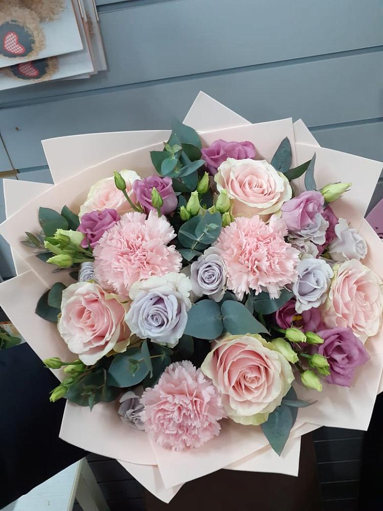 Букет цветов из: Розы, Гвоздики и Лизиантусы в Сергиевск